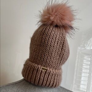 NWOT DAVID AND YOUNG Cozy Blush Pink Knit Hat Faux Fur Pom Pom Gold Label